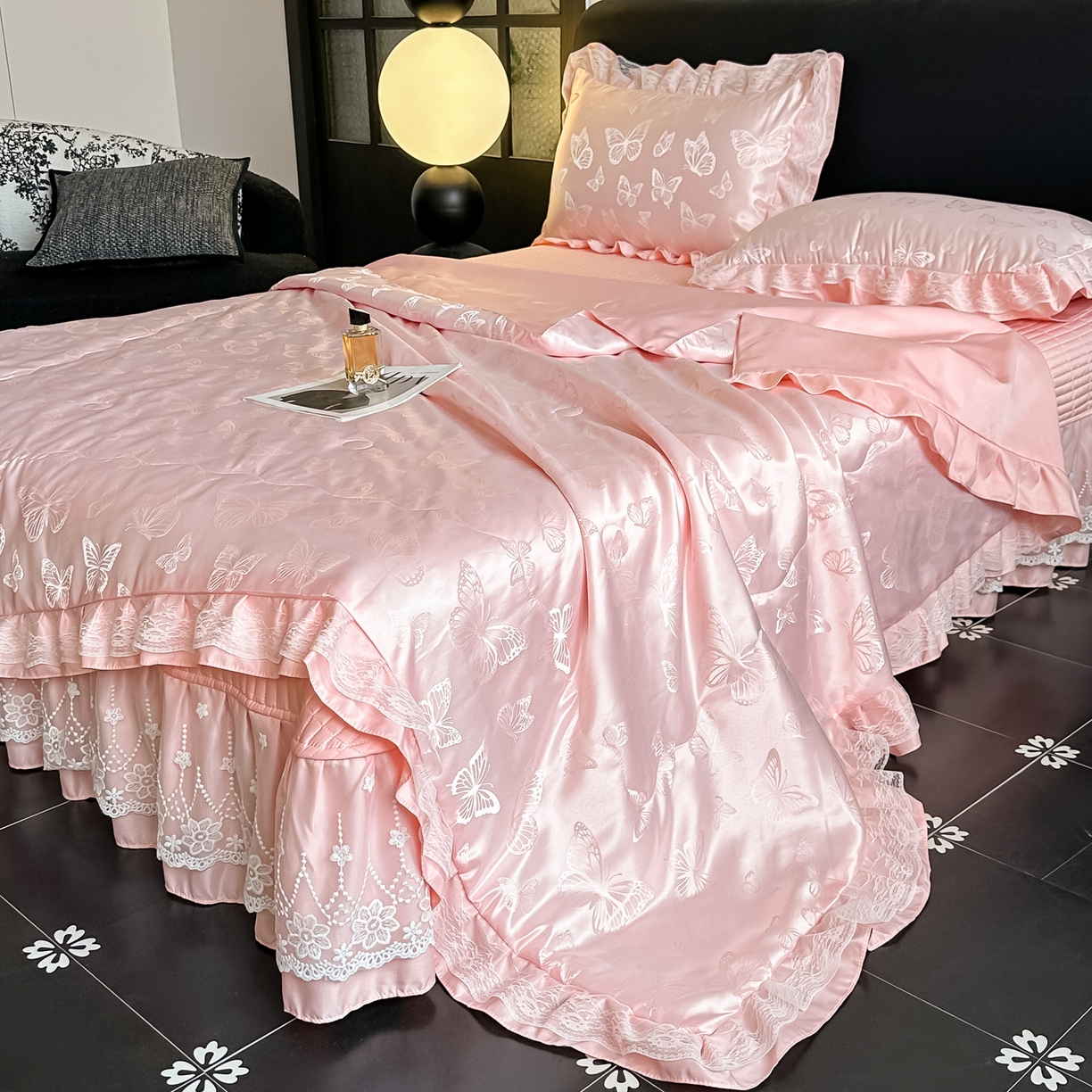 91家纺网 家纺一手货源 找家纺 富米莱（原臻工厂） 2026新款花边蕾丝款水洗真丝提花床盖床单床裙夏凉被四件套 蝶舞粉