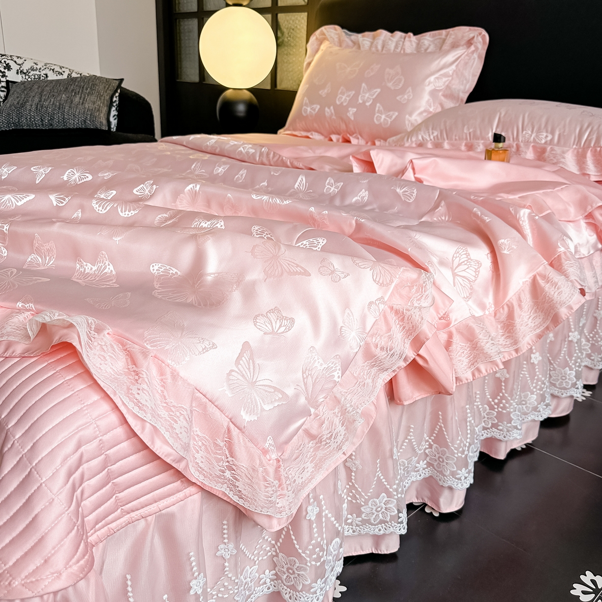 91家纺网 家纺一手货源 找家纺 富米莱（原臻工厂） 2026新款花边蕾丝款水洗真丝提花床盖床单床裙夏凉被四件套 蝶舞粉