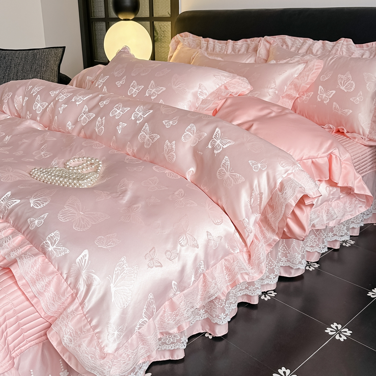 91家纺网 家纺一手货源 找家纺 富米莱（原臻工厂） 2026新款花边蕾丝款水洗真丝提花床盖床单床裙夏凉被四件套 蝶舞粉