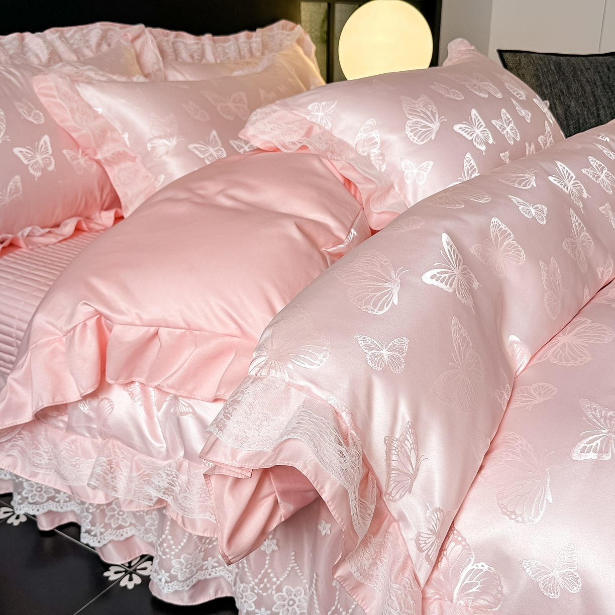 91家纺网 家纺一手货源 找家纺 富米莱（原臻工厂） 2026新款花边蕾丝款水洗真丝提花床盖床单床裙夏凉被四件套 蝶舞粉