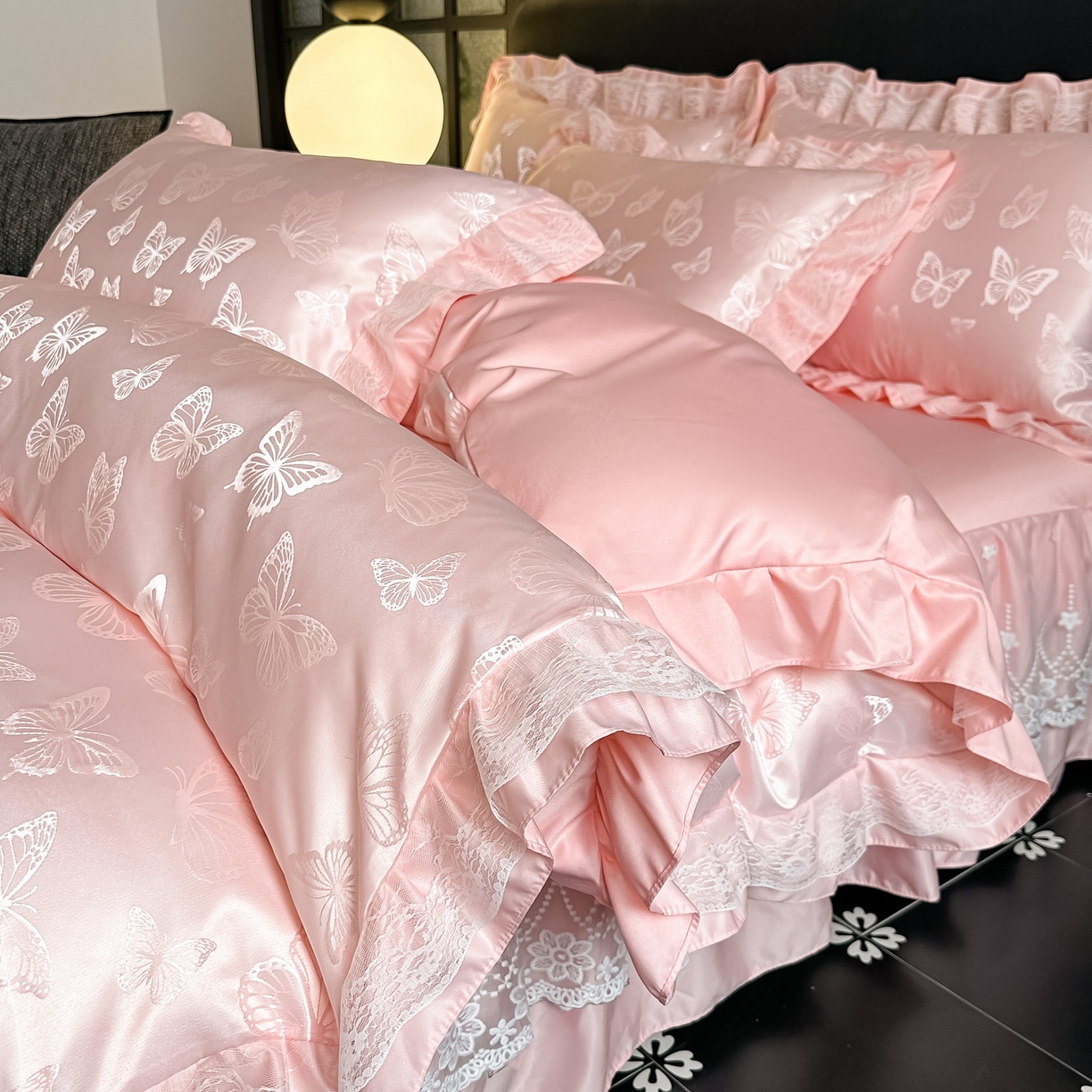 91家纺网 家纺一手货源 找家纺 富米莱（原臻工厂） 2026新款花边蕾丝款水洗真丝提花床盖床单床裙夏凉被四件套 蝶舞粉