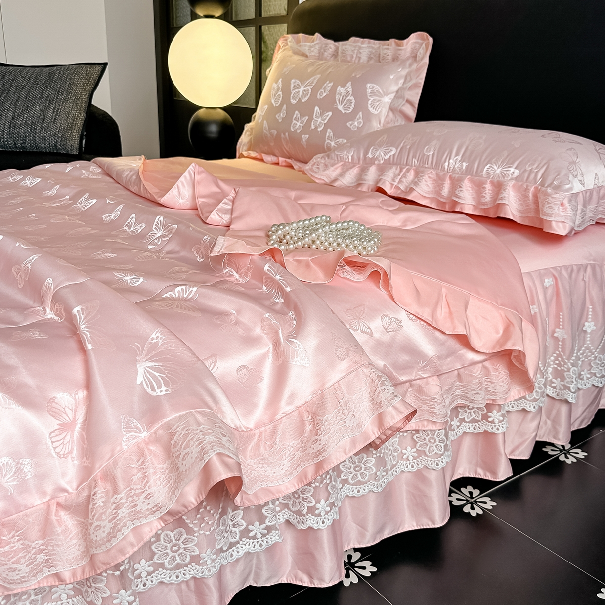 91家纺网 家纺一手货源 找家纺 富米莱（原臻工厂） 2026新款花边蕾丝款水洗真丝提花床盖床单床裙夏凉被四件套 蝶舞粉