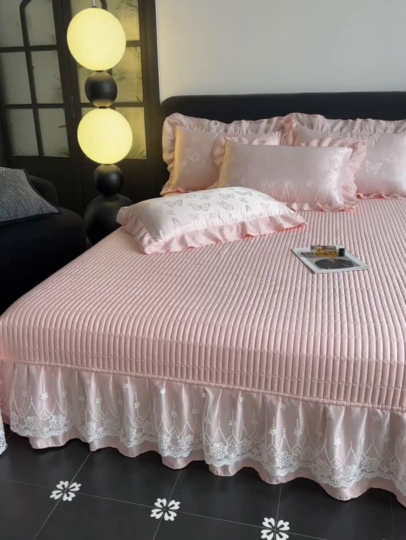 91家纺网 家纺一手货源 找家纺 富米莱（原臻工厂） 2026新款花边蕾丝款水洗真丝提花床盖床单床裙夏凉被四件套 蝶舞粉