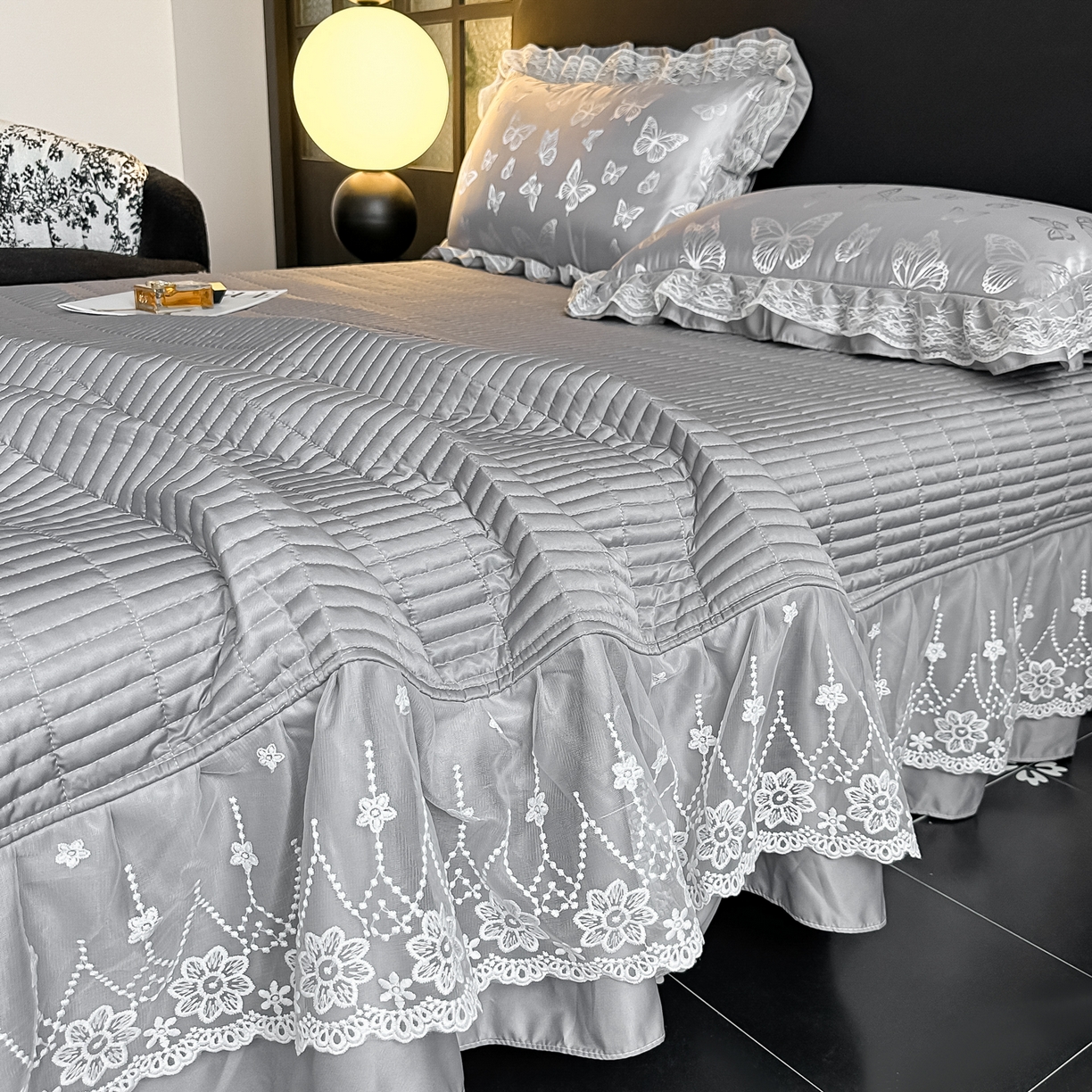 91家纺网 家纺一手货源 找家纺 富米莱（原臻工厂） 2026新款花边蕾丝款水洗真丝提花床盖床单床裙夏凉被四件套 蝶舞灰