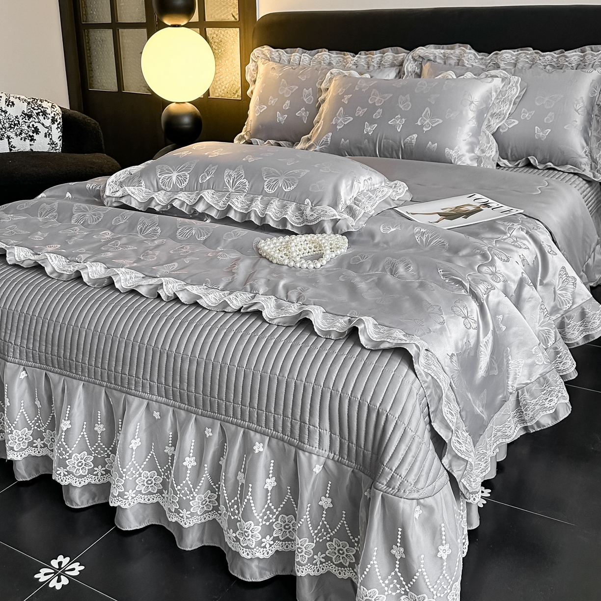 91家纺网 家纺一手货源 找家纺 富米莱（原臻工厂） 2026新款花边蕾丝款水洗真丝提花床盖床单床裙夏凉被四件套 蝶舞灰