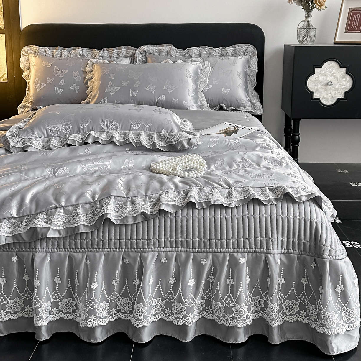 91家纺网 家纺一手货源 找家纺 富米莱（原臻工厂） 2026新款花边蕾丝款水洗真丝提花床盖床单床裙夏凉被四件套 蝶舞灰