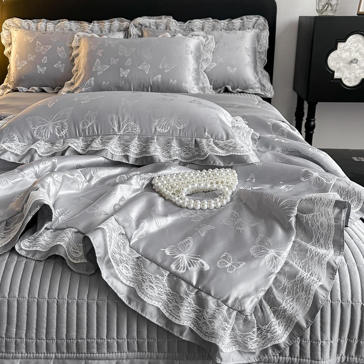 91家纺网 家纺一手货源 找家纺 富米莱（原臻工厂） 2026新款花边蕾丝款水洗真丝提花床盖床单床裙夏凉被四件套 蝶舞灰