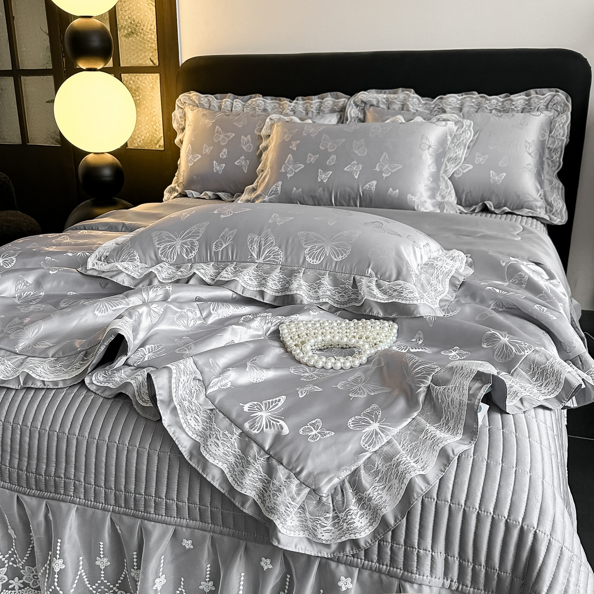 91家纺网 家纺一手货源 找家纺 富米莱（原臻工厂） 2026新款花边蕾丝款水洗真丝提花床盖床单床裙夏凉被四件套 蝶舞灰