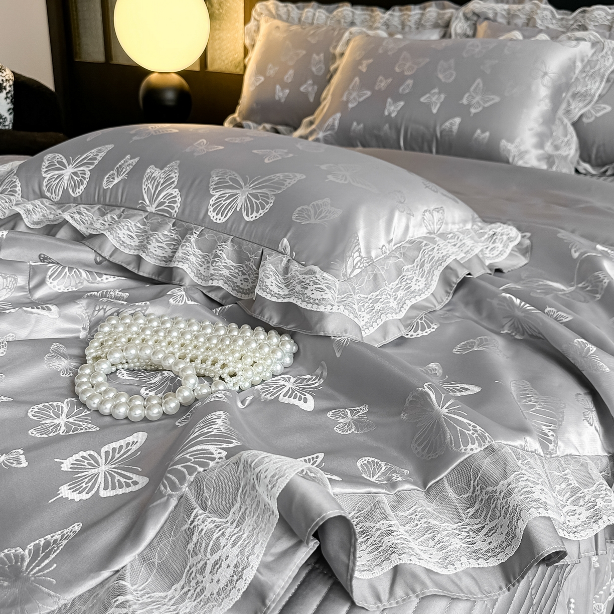 91家纺网 家纺一手货源 找家纺 富米莱（原臻工厂） 2026新款花边蕾丝款水洗真丝提花床盖床单床裙夏凉被四件套 蝶舞灰