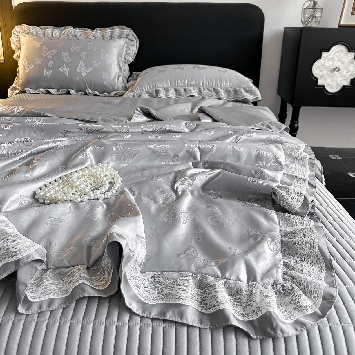 91家纺网 家纺一手货源 找家纺 富米莱（原臻工厂） 2026新款花边蕾丝款水洗真丝提花床盖床单床裙夏凉被四件套 蝶舞灰