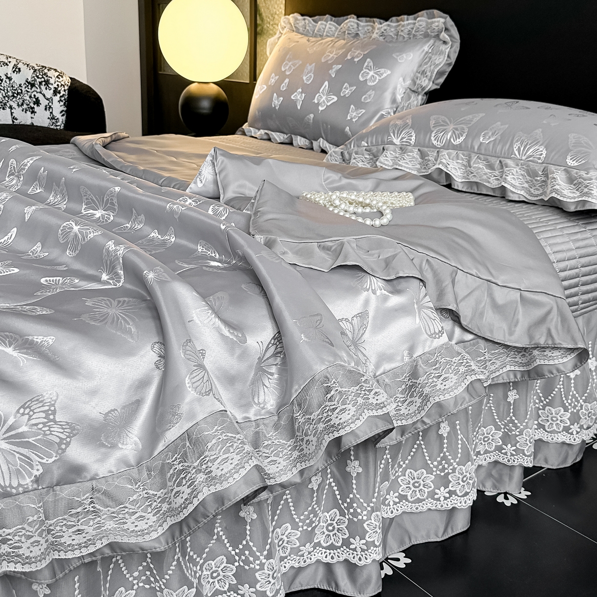 91家纺网 家纺一手货源 找家纺 富米莱（原臻工厂） 2026新款花边蕾丝款水洗真丝提花床盖床单床裙夏凉被四件套 蝶舞灰