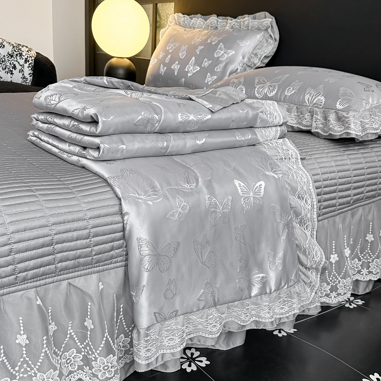 91家纺网 家纺一手货源 找家纺 富米莱（原臻工厂） 2026新款花边蕾丝款水洗真丝提花床盖床单床裙夏凉被四件套 蝶舞灰