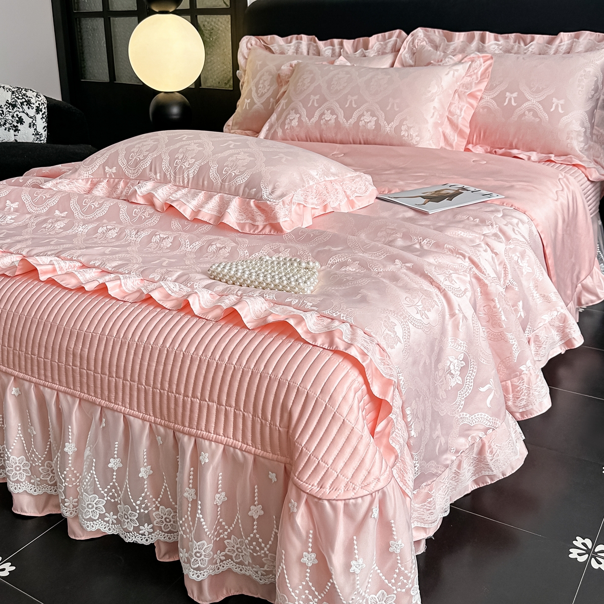 91家纺网 家纺一手货源 找家纺 富米莱（原臻工厂） 2026新款花边蕾丝款水洗真丝提花床盖床单床裙夏凉被四件套 秘密花园-粉色