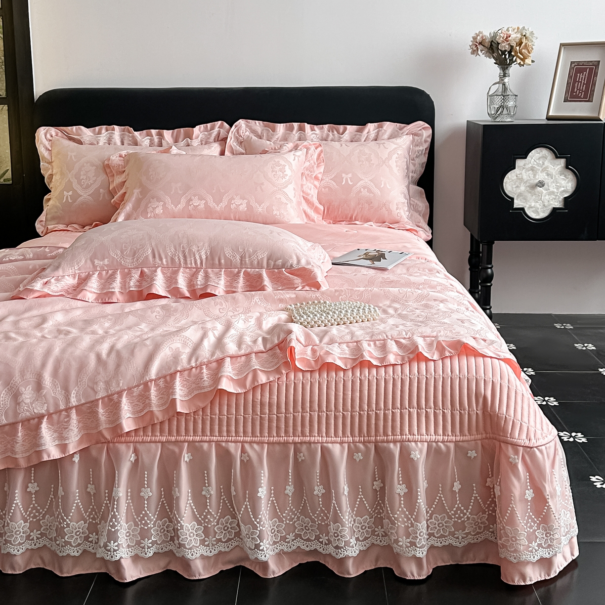 91家纺网 家纺一手货源 找家纺 富米莱（原臻工厂） 2026新款花边蕾丝款水洗真丝提花床盖床单床裙夏凉被四件套 秘密花园-粉色