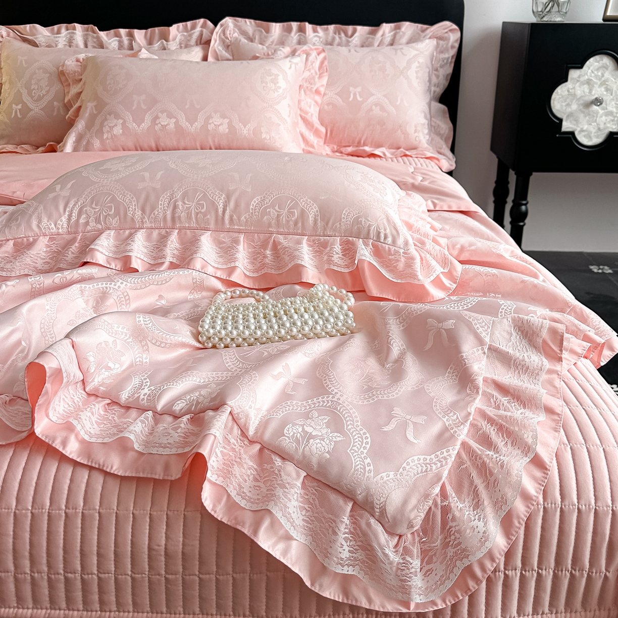 91家纺网 家纺一手货源 找家纺 富米莱（原臻工厂） 2026新款花边蕾丝款水洗真丝提花床盖床单床裙夏凉被四件套 秘密花园-粉色
