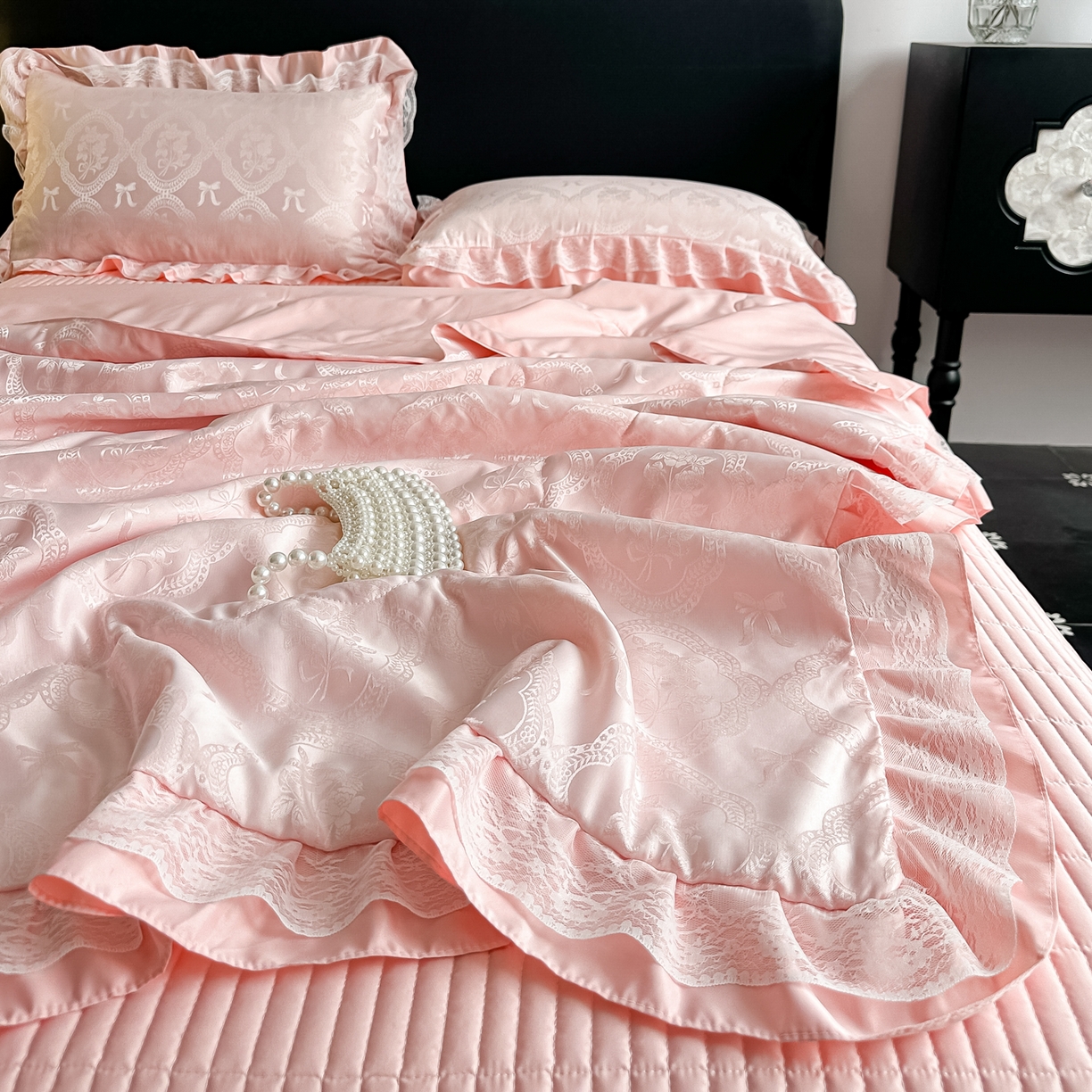 91家纺网 家纺一手货源 找家纺 富米莱（原臻工厂） 2026新款花边蕾丝款水洗真丝提花床盖床单床裙夏凉被四件套 秘密花园-粉色