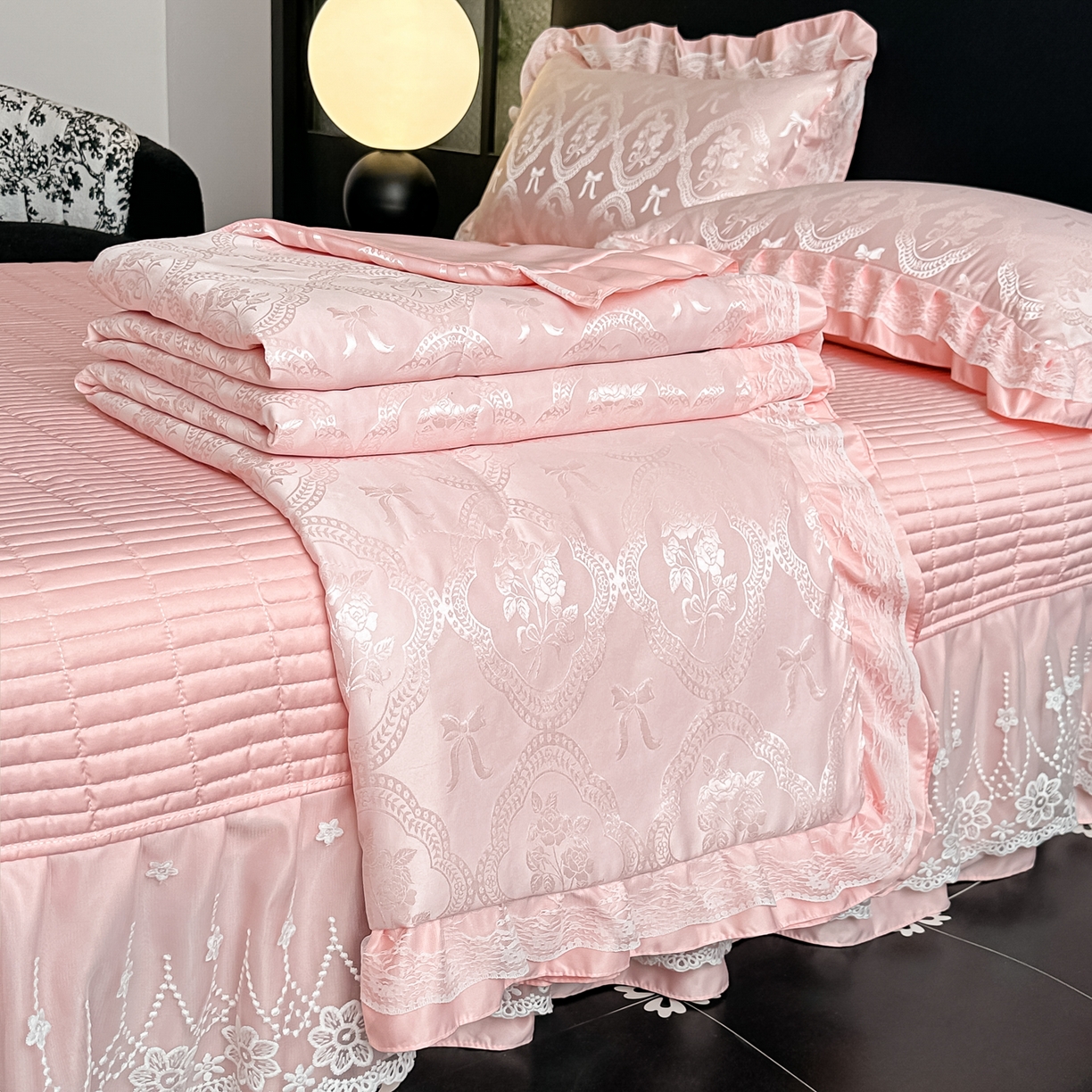 91家纺网 家纺一手货源 找家纺 富米莱（原臻工厂） 2026新款花边蕾丝款水洗真丝提花床盖床单床裙夏凉被四件套 秘密花园-粉色