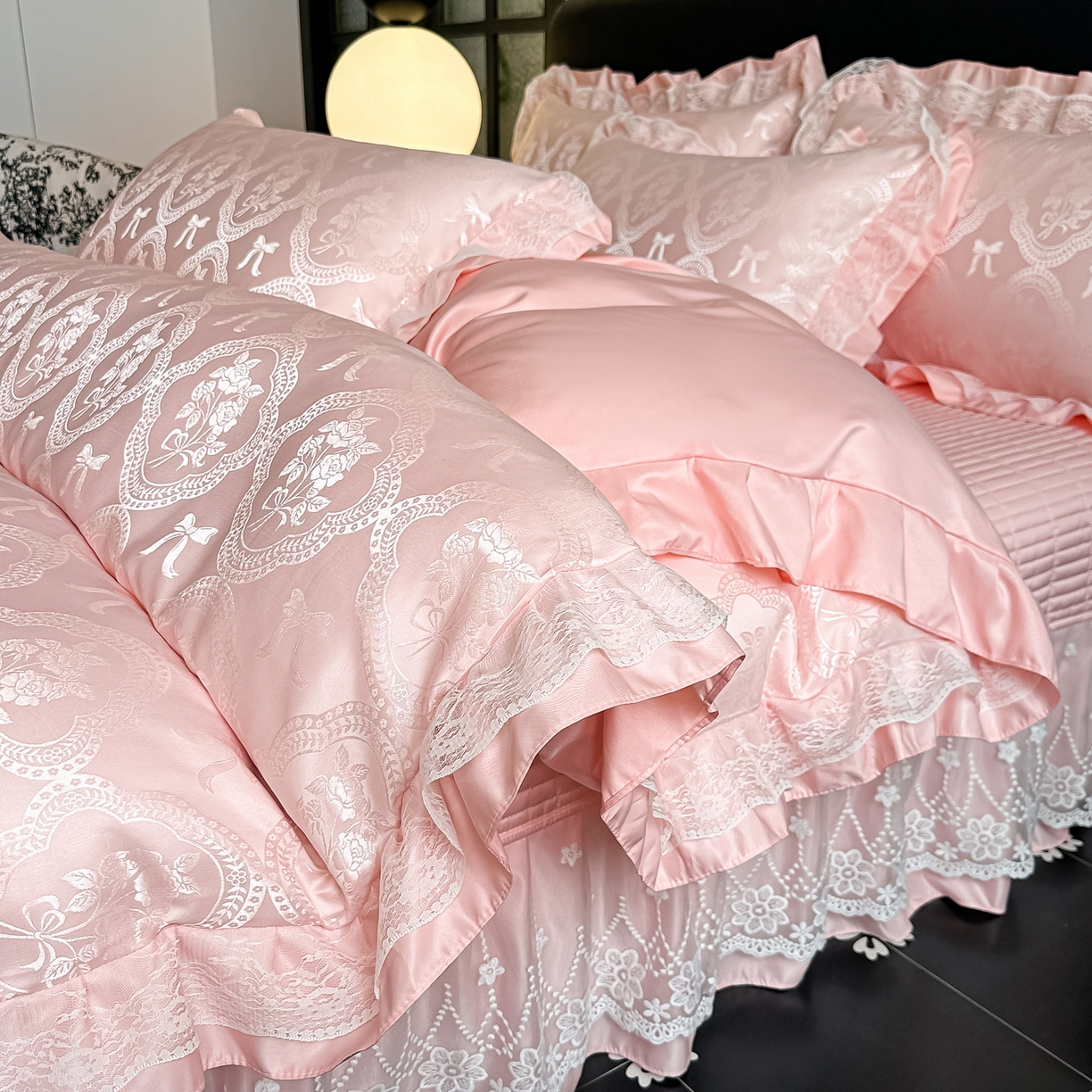 91家纺网 家纺一手货源 找家纺 富米莱（原臻工厂） 2026新款花边蕾丝款水洗真丝提花床盖床单床裙夏凉被四件套 秘密花园-粉色