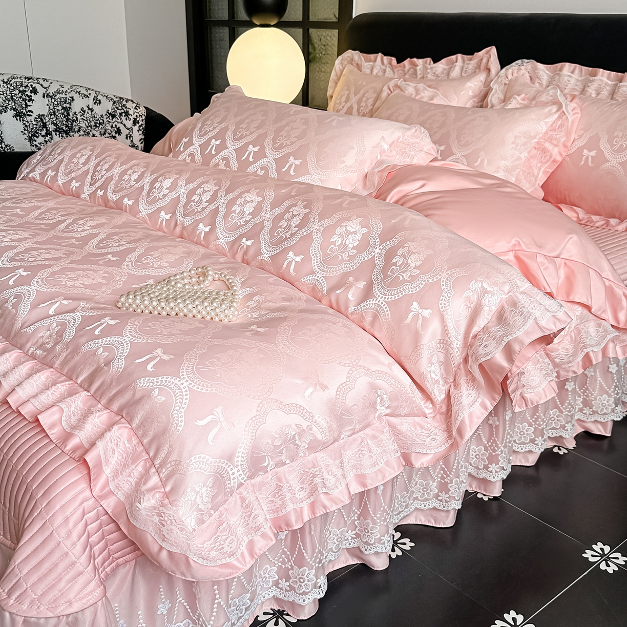 91家纺网 家纺一手货源 找家纺 富米莱（原臻工厂） 2026新款花边蕾丝款水洗真丝提花床盖床单床裙夏凉被四件套 秘密花园-粉色