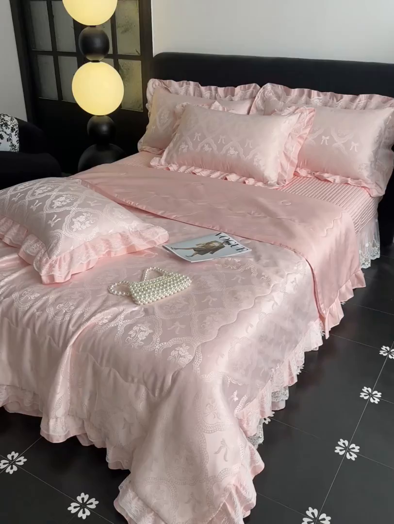 91家纺网 家纺一手货源 找家纺 富米莱（原臻工厂） 2026新款花边蕾丝款水洗真丝提花床盖床单床裙夏凉被四件套 秘密花园-粉色