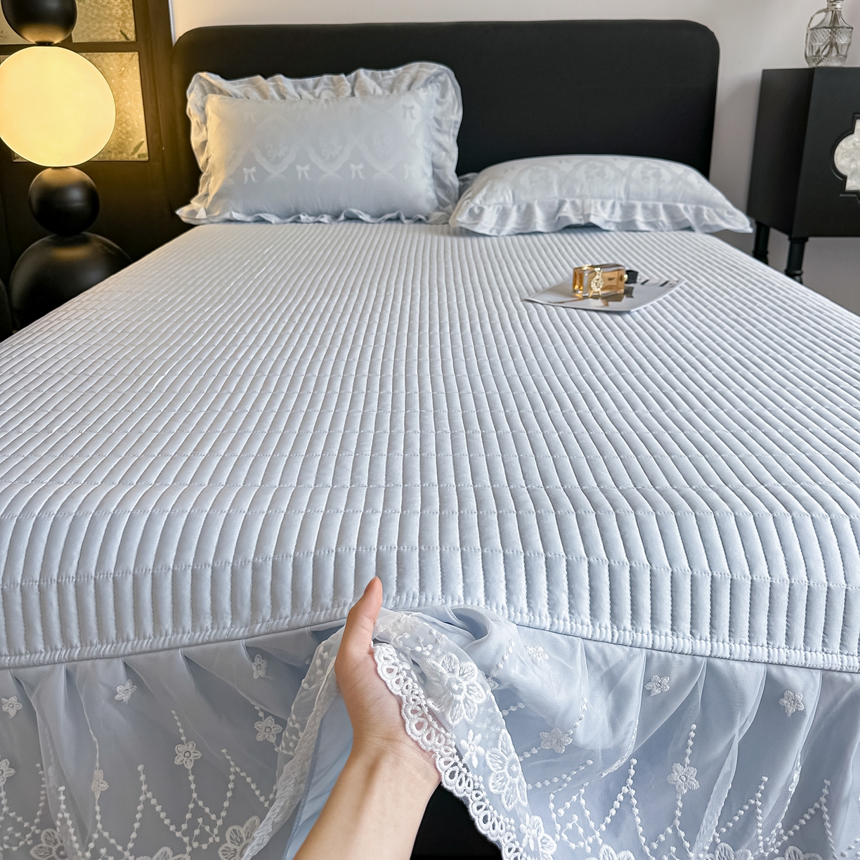 91家纺网 家纺一手货源 找家纺 富米莱（原臻工厂） 2026新款花边蕾丝款水洗真丝提花床盖床单床裙夏凉被四件套 秘密花园-蓝色