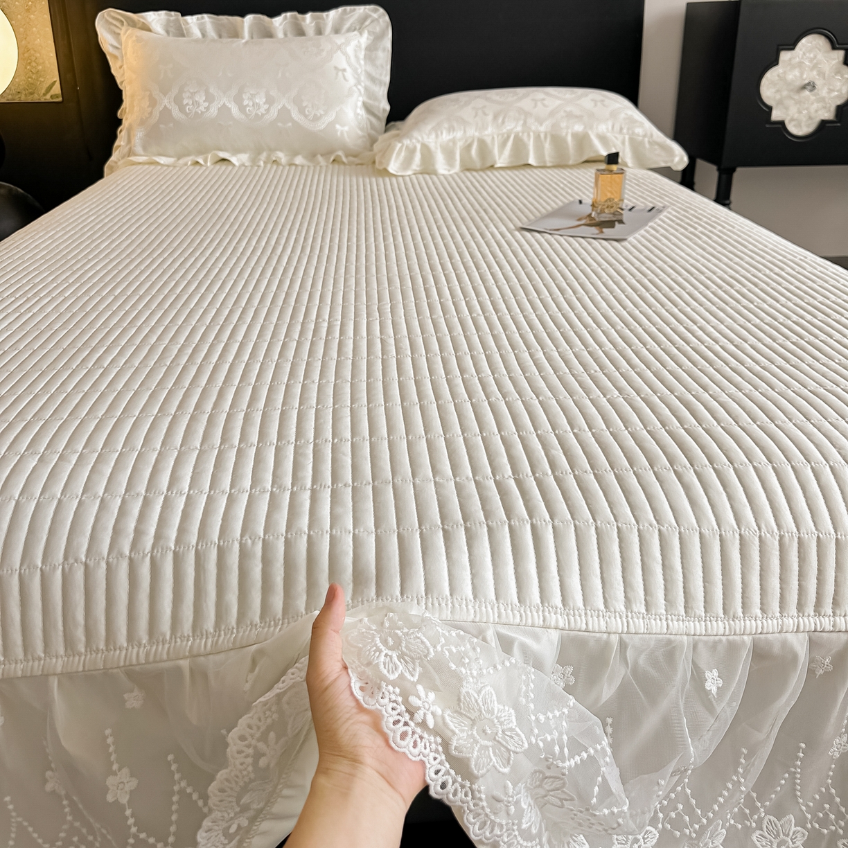 91家纺网 家纺一手货源 找家纺 富米莱（原臻工厂） 2026新款花边蕾丝款水洗真丝提花床盖床单床裙夏凉被四件套 秘密花园-奶白