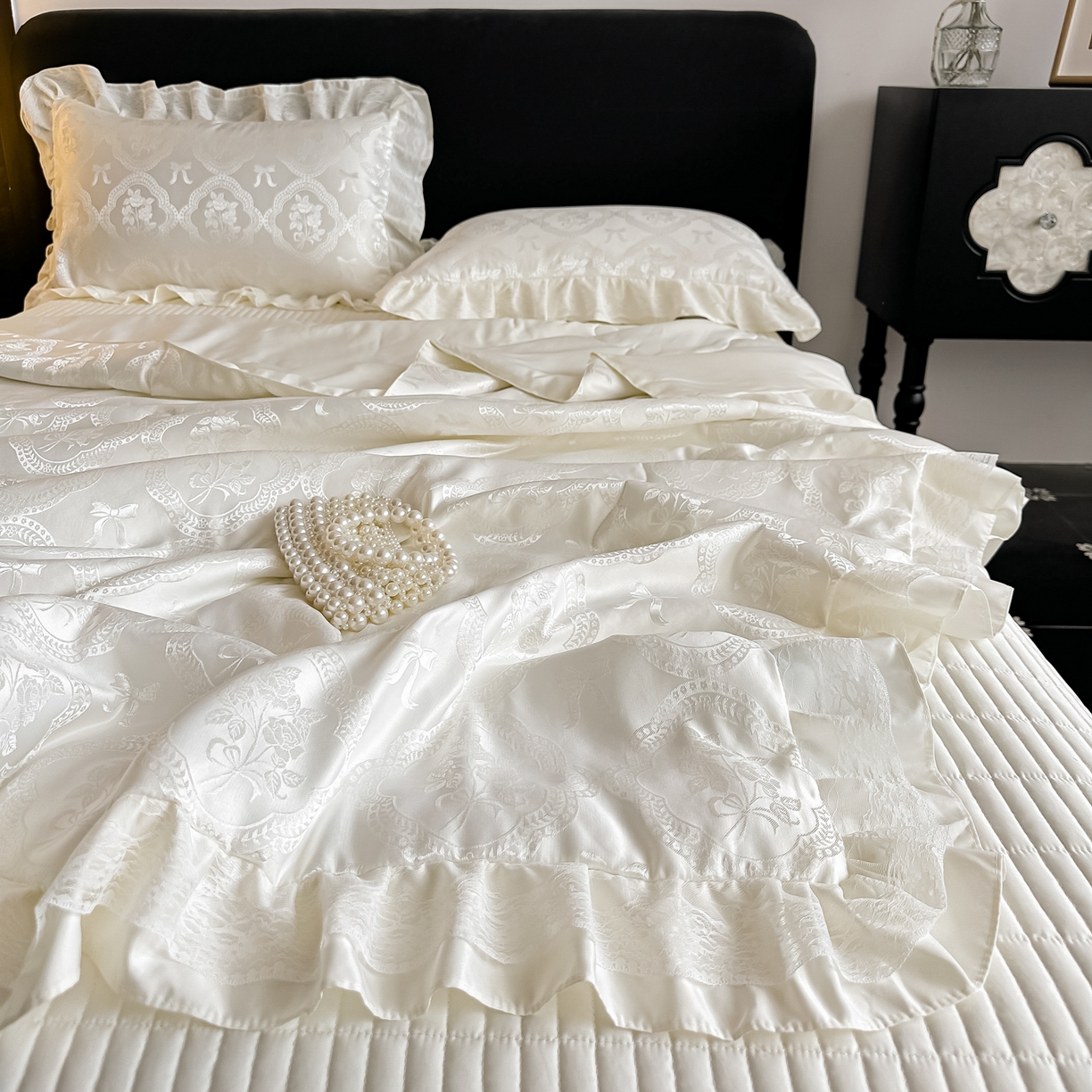 91家纺网 家纺一手货源 找家纺 富米莱（原臻工厂） 2026新款花边蕾丝款水洗真丝提花床盖床单床裙夏凉被四件套 秘密花园-奶白