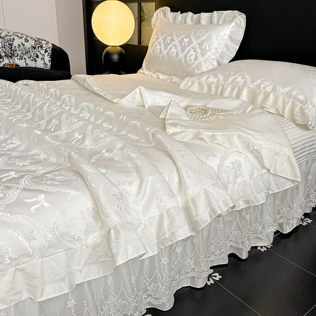 91家纺网 家纺一手货源 找家纺 富米莱（原臻工厂） 2026新款花边蕾丝款水洗真丝提花床盖床单床裙夏凉被四件套 秘密花园-奶白