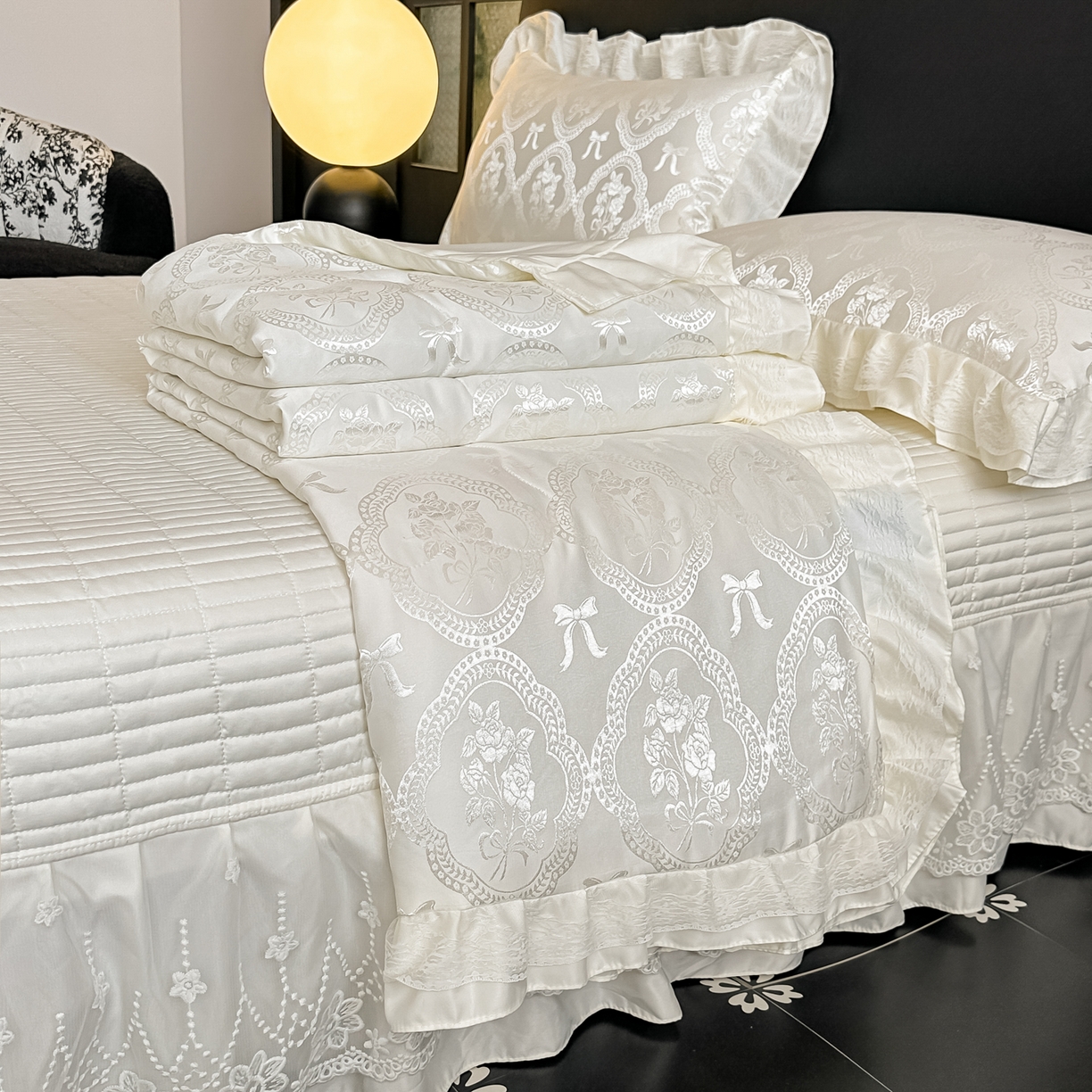 91家纺网 家纺一手货源 找家纺 富米莱（原臻工厂） 2026新款花边蕾丝款水洗真丝提花床盖床单床裙夏凉被四件套 秘密花园-奶白