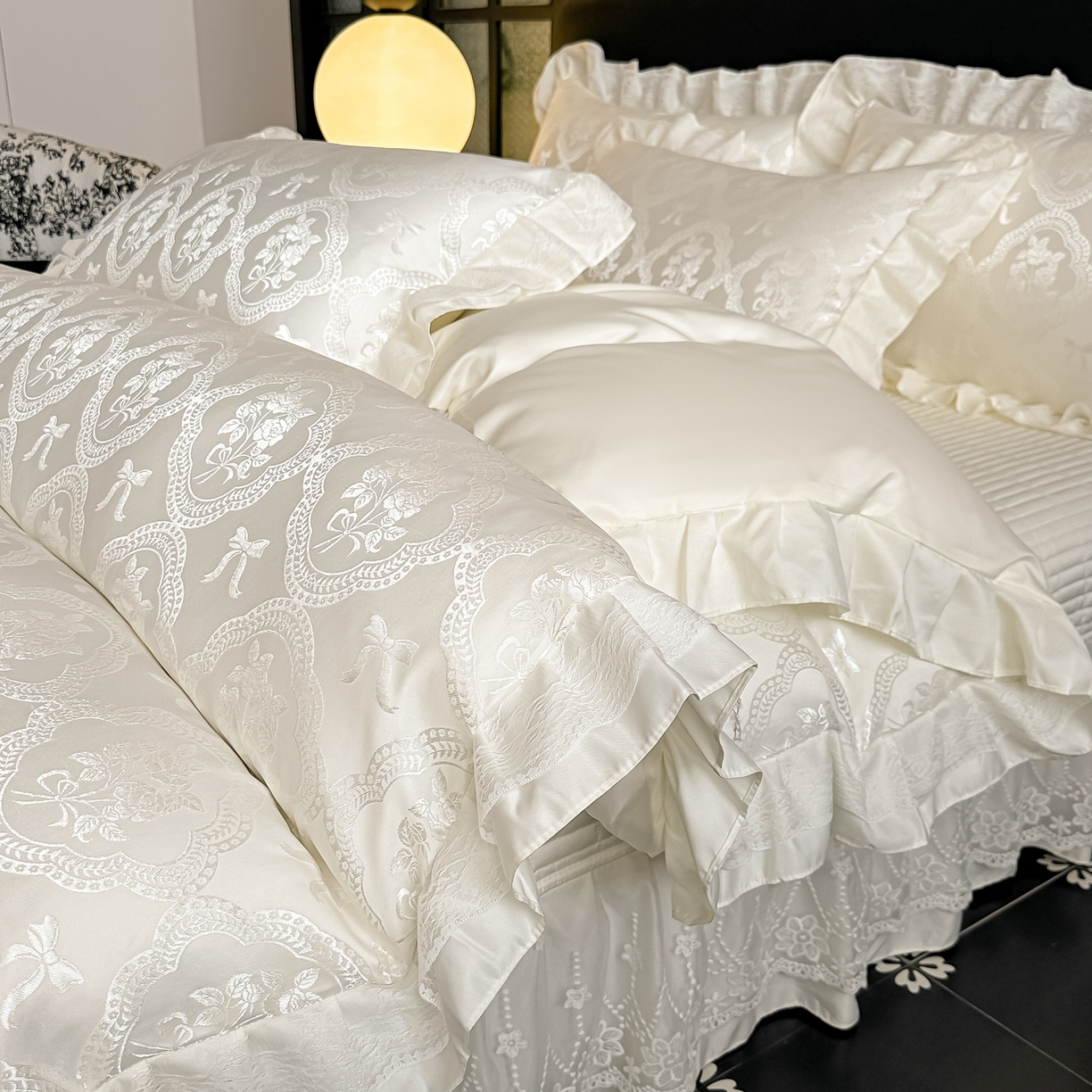 91家纺网 家纺一手货源 找家纺 富米莱（原臻工厂） 2026新款花边蕾丝款水洗真丝提花床盖床单床裙夏凉被四件套 秘密花园-奶白