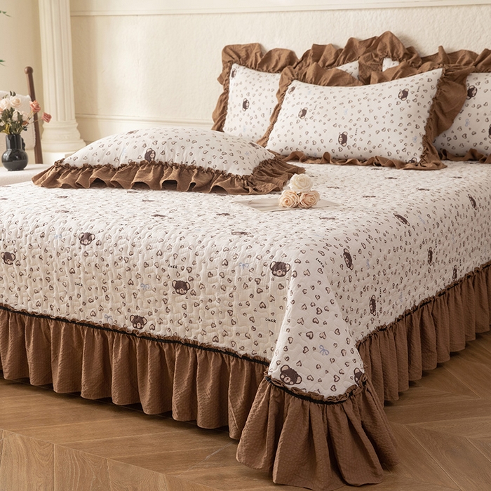 91家纺网 家纺一手货源 找家纺 贝凯瑞 2026新款（美拉德）系列双层纱木棉水洗棉法式花边单件三件四件床盖 美拉德-曲奇小熊