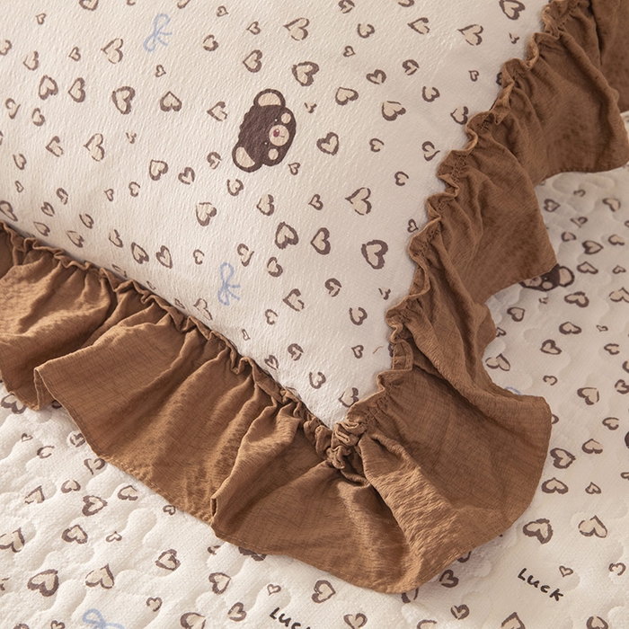 91家纺网 家纺一手货源 找家纺 贝凯瑞 2026新款（美拉德）系列双层纱木棉水洗棉法式花边单件三件四件床盖 美拉德-曲奇小熊