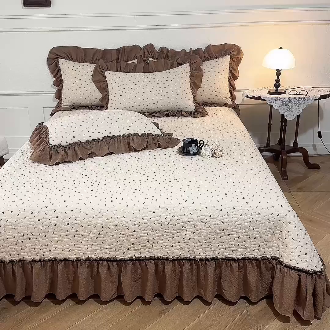 91家纺网 家纺一手货源 找家纺 贝凯瑞 2026新款（美拉德）系列双层纱木棉水洗棉法式花边单件三件四件床盖 美拉德-可可樱桃