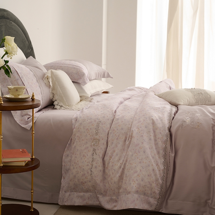 91家纺网 家纺一手货源 找家纺 诗黛尔 2026春夏新品云朵棉印花刺绣美洛蒂系列四件套 美洛蒂-丁香紫