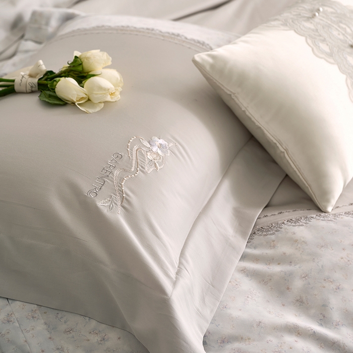 91家纺网 家纺一手货源 找家纺 诗黛尔 2026春夏新品云朵棉印花刺绣美洛蒂系列四件套 美洛蒂-漫色灰