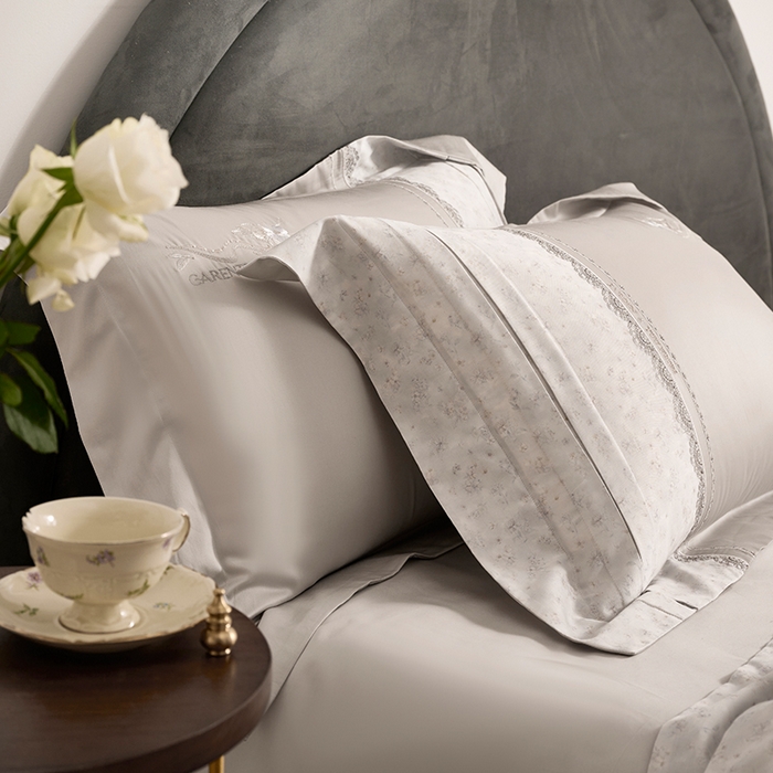 91家纺网 家纺一手货源 找家纺 诗黛尔 2026春夏新品云朵棉印花刺绣美洛蒂系列四件套 美洛蒂-漫色灰