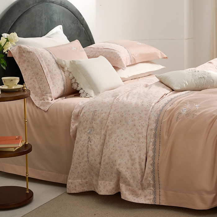 91家纺网 家纺一手货源 找家纺 诗黛尔 2026春夏新品云朵棉印花刺绣美洛蒂系列四件套 美洛蒂-树莓粉