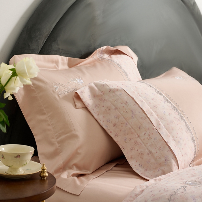 91家纺网 家纺一手货源 找家纺 诗黛尔 2026春夏新品云朵棉印花刺绣美洛蒂系列四件套 美洛蒂-树莓粉