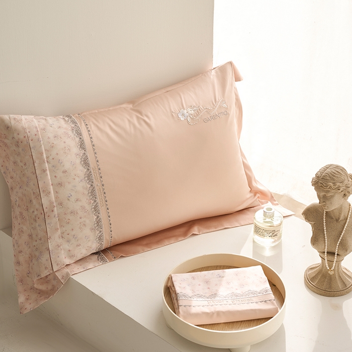 91家纺网 家纺一手货源 找家纺 诗黛尔 2026春夏新品云朵棉印花刺绣美洛蒂系列四件套 美洛蒂-树莓粉