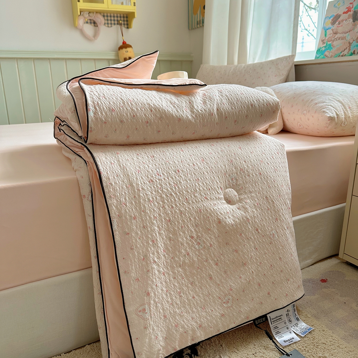 91家纺网 家纺一手货源 找家纺 贝扬思家纺 2026新款泡芙纱单夏被凉糖系列（凉而不冰的触感，清凉与柔软兼得） 凉糖-春日天桃心粉