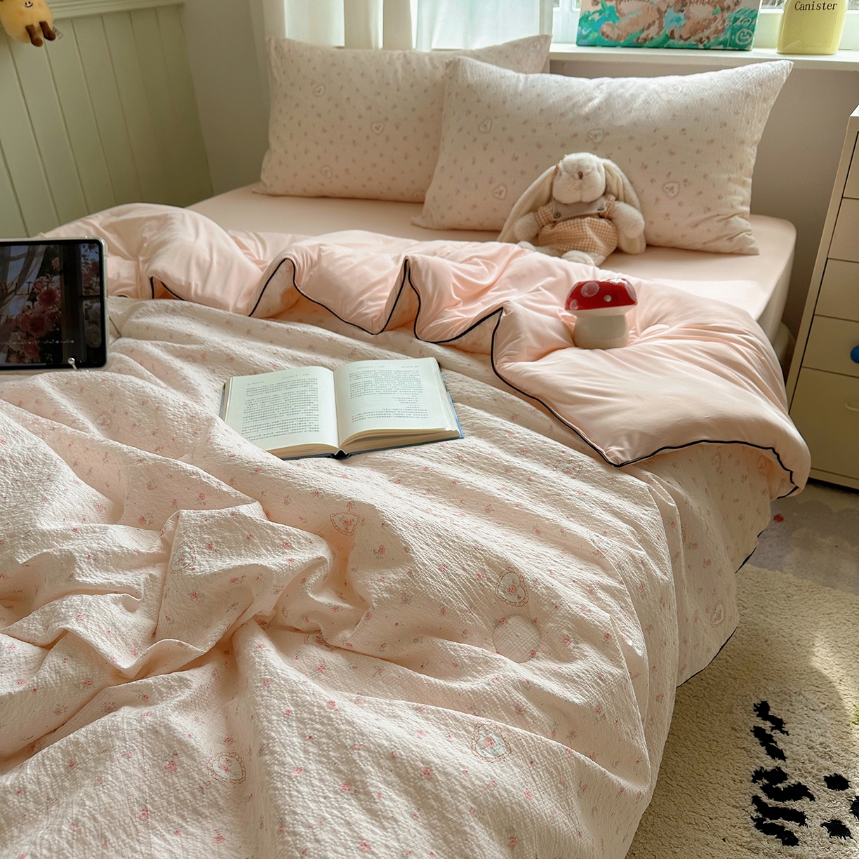 91家纺网 家纺一手货源 找家纺 贝扬思家纺 2026新款泡芙纱单夏被凉糖系列（凉而不冰的触感，清凉与柔软兼得） 凉糖-春日天桃心粉