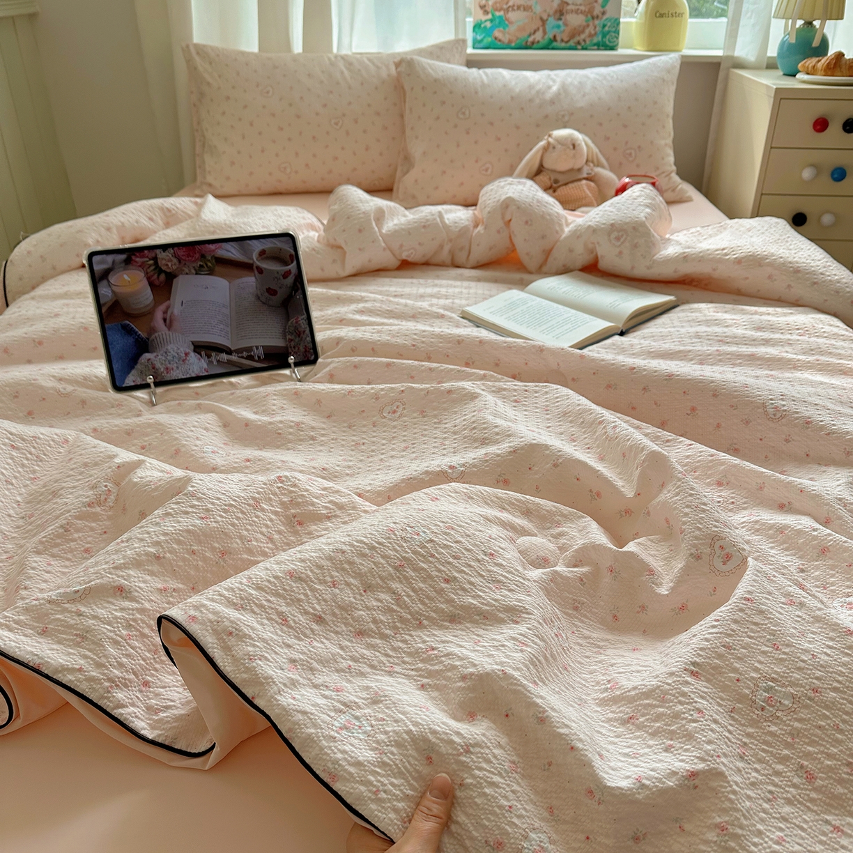 91家纺网 家纺一手货源 找家纺 贝扬思家纺 2026新款泡芙纱单夏被凉糖系列（凉而不冰的触感，清凉与柔软兼得） 凉糖-春日天桃心粉