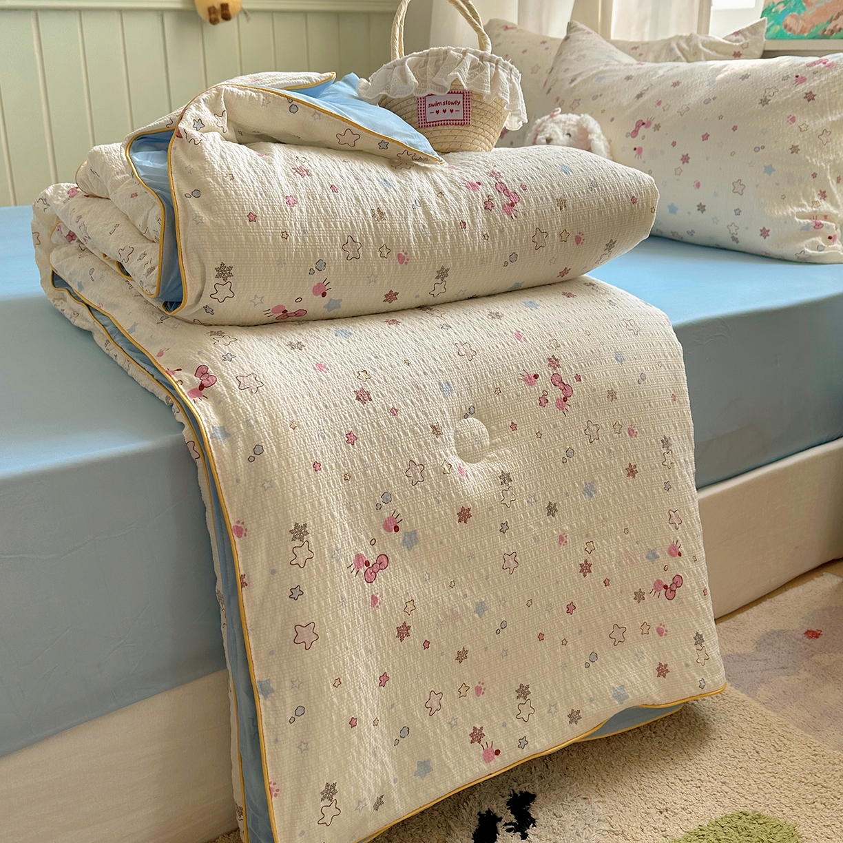 91家纺网 家纺一手货源 找家纺 贝扬思家纺 2026新款泡芙纱单夏被凉糖系列（凉而不冰的触感，清凉与柔软兼得） 凉糖-躲猫猫