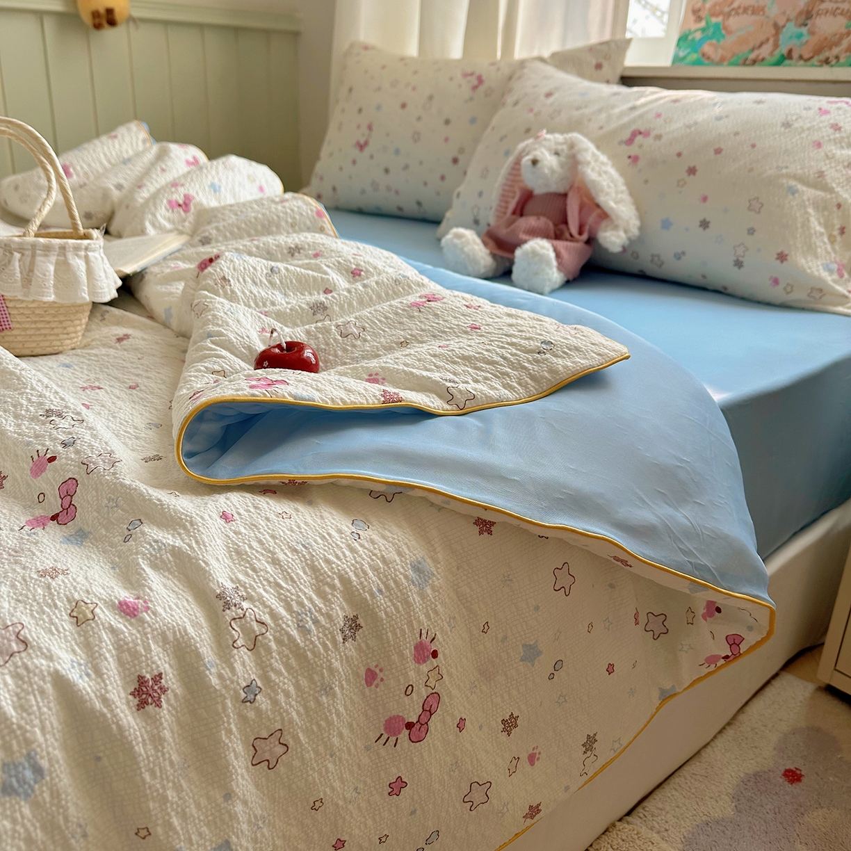 91家纺网 家纺一手货源 找家纺 贝扬思家纺 2026新款泡芙纱单夏被凉糖系列（凉而不冰的触感，清凉与柔软兼得） 凉糖-躲猫猫