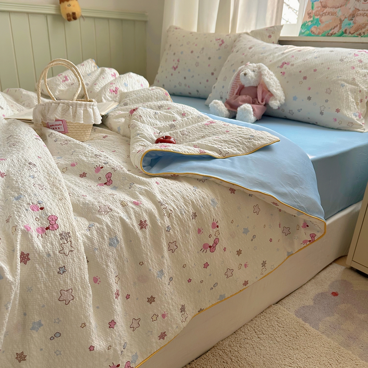 91家纺网 家纺一手货源 找家纺 贝扬思家纺 2026新款泡芙纱单夏被凉糖系列（凉而不冰的触感，清凉与柔软兼得） 凉糖-躲猫猫