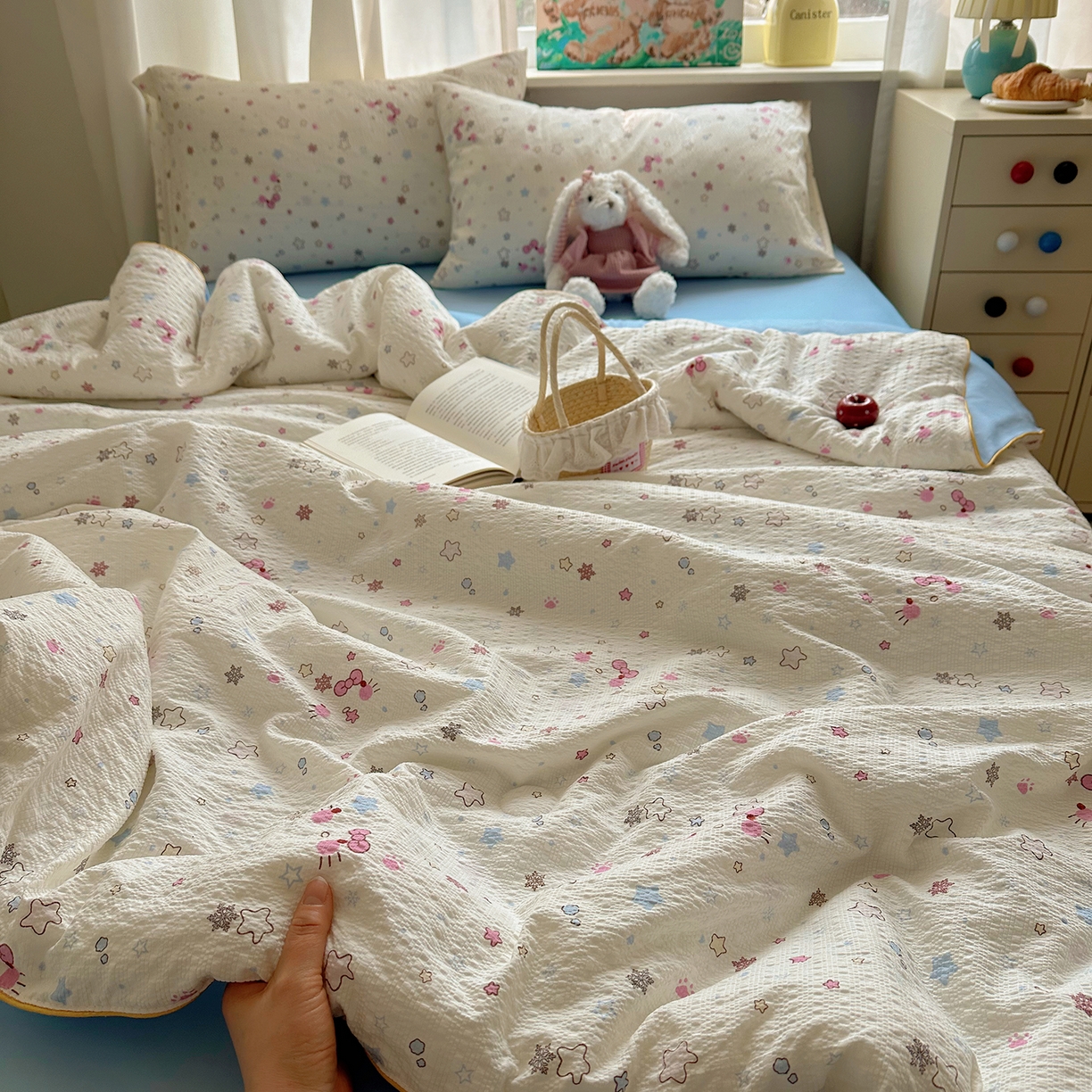 91家纺网 家纺一手货源 找家纺 贝扬思家纺 2026新款泡芙纱单夏被凉糖系列（凉而不冰的触感，清凉与柔软兼得） 凉糖-躲猫猫