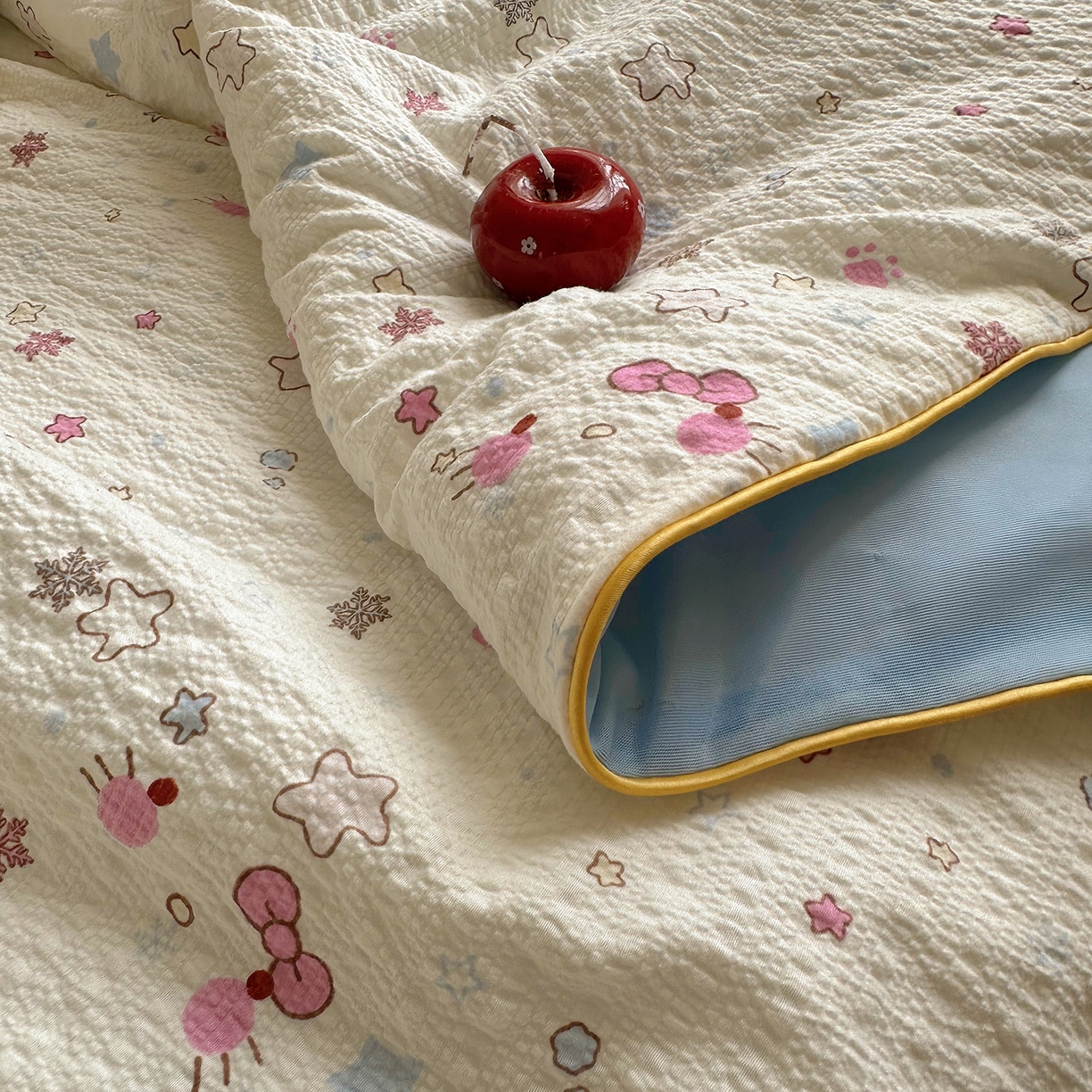 91家纺网 家纺一手货源 找家纺 贝扬思家纺 2026新款泡芙纱单夏被凉糖系列（凉而不冰的触感，清凉与柔软兼得） 凉糖-躲猫猫