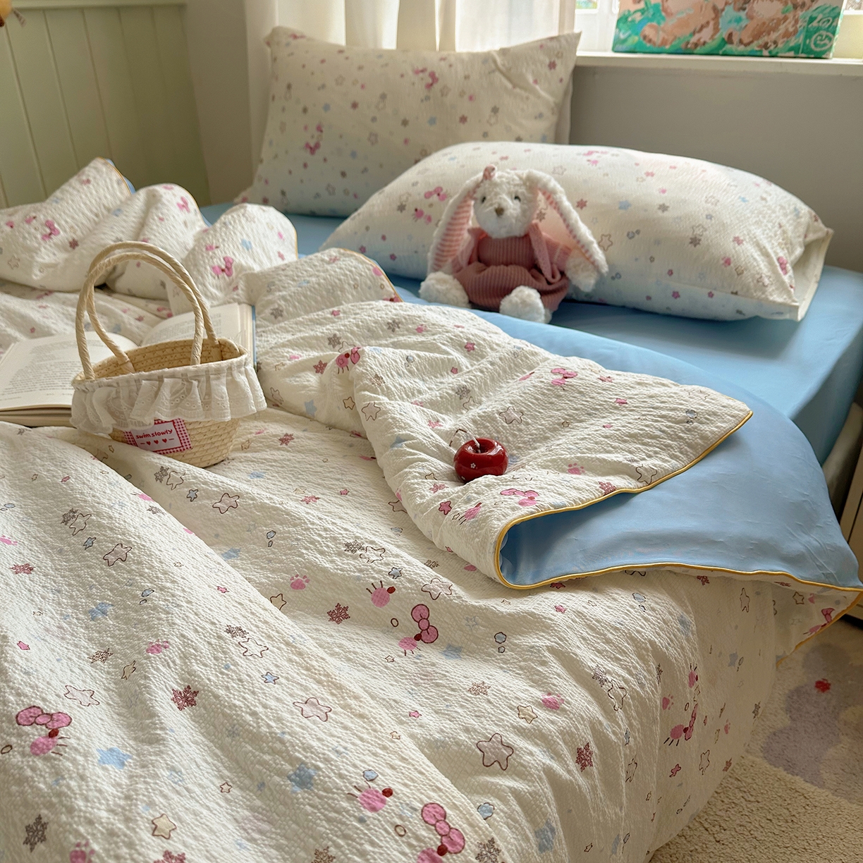 91家纺网 家纺一手货源 找家纺 贝扬思家纺 2026新款泡芙纱单夏被凉糖系列（凉而不冰的触感，清凉与柔软兼得） 凉糖-躲猫猫