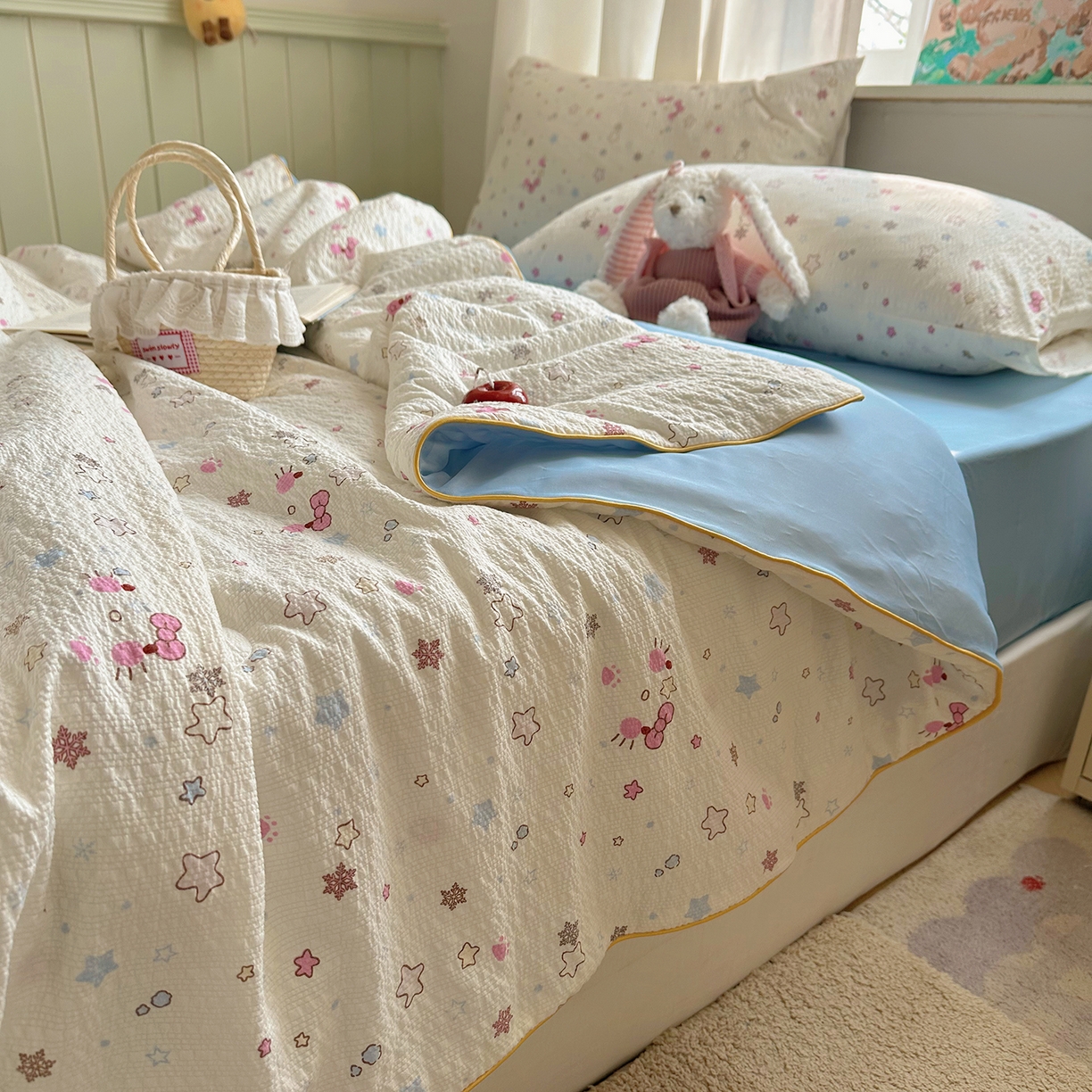 91家纺网 家纺一手货源 找家纺 贝扬思家纺 2026新款泡芙纱单夏被凉糖系列（凉而不冰的触感，清凉与柔软兼得） 凉糖-躲猫猫