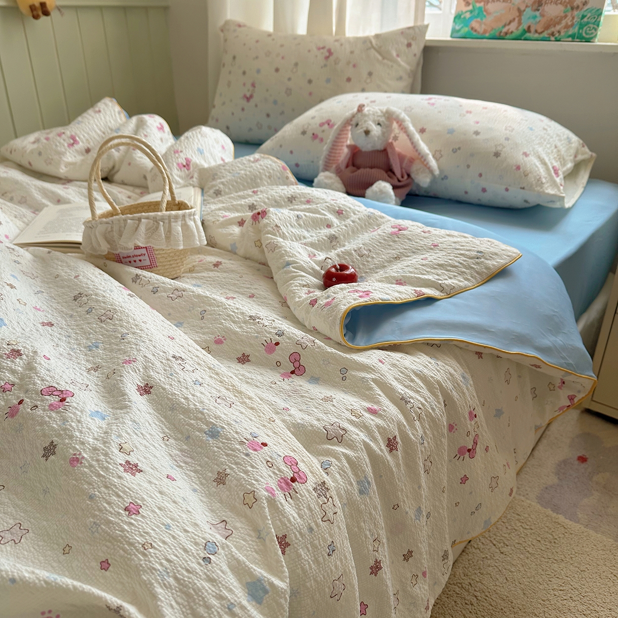 91家纺网 家纺一手货源 找家纺 贝扬思家纺 2026新款泡芙纱单夏被凉糖系列（凉而不冰的触感，清凉与柔软兼得） 凉糖-躲猫猫